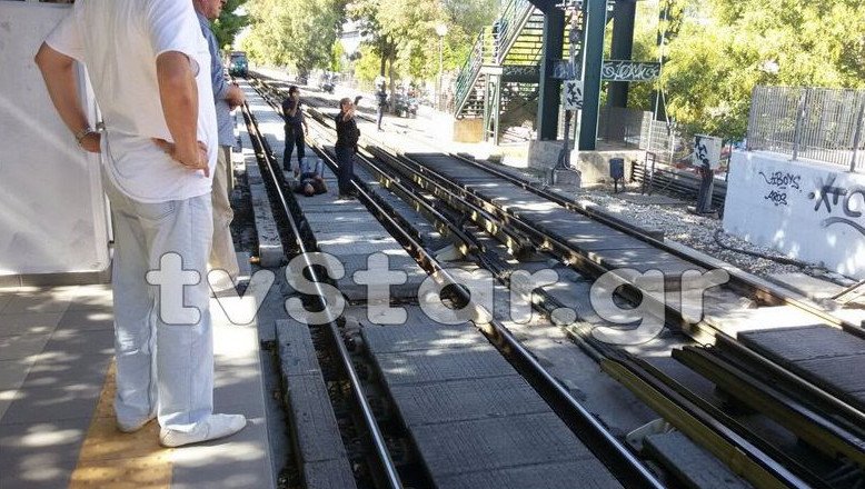 Kαλλιθέα: Αγνωστος έκοψε τις φλέβες του και έπεσε στις γραμμές του ηλεκτρικού [εικόνες] | iefimerida.gr 2