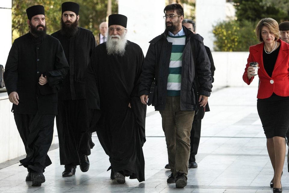 Ορδές καλογριών πλημμύρισαν τη Δευτέρα το Εφετείο -Ετρωγαν τα νύχια τους, αγωνιούσαν για τον Εφραίμ [εικόνες] | iefimerida.gr 9