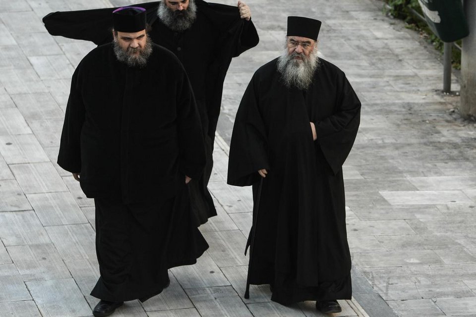 Ορδές καλογριών πλημμύρισαν τη Δευτέρα το Εφετείο -Ετρωγαν τα νύχια τους, αγωνιούσαν για τον Εφραίμ [εικόνες] | iefimerida.gr 10