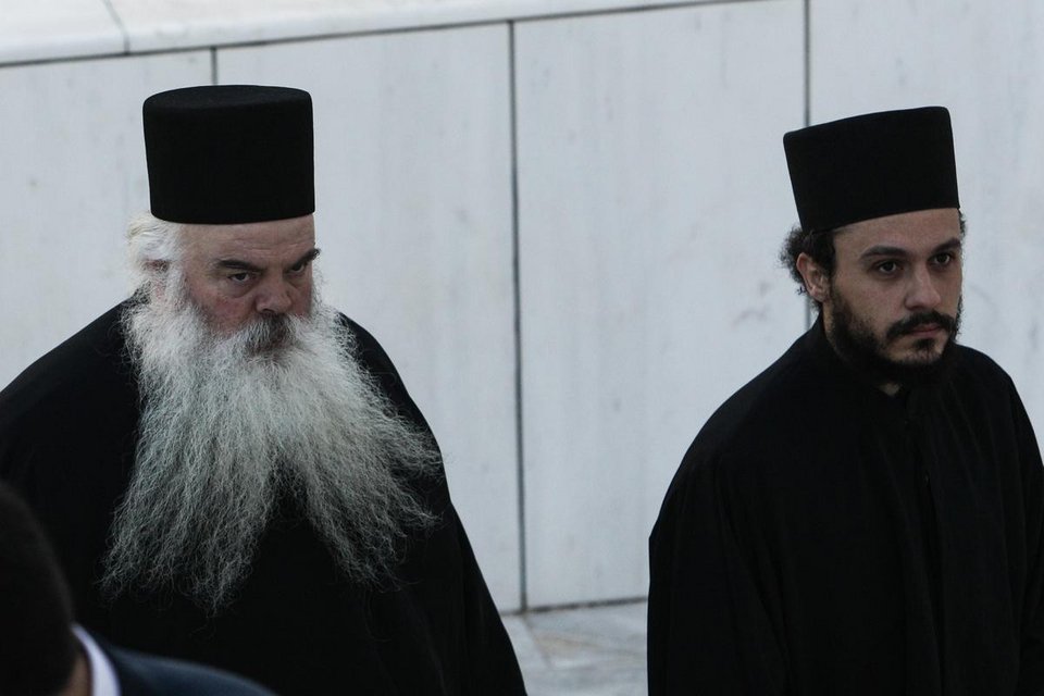 Ορδές καλογριών πλημμύρισαν τη Δευτέρα το Εφετείο -Ετρωγαν τα νύχια τους, αγωνιούσαν για τον Εφραίμ [εικόνες] | iefimerida.gr 11