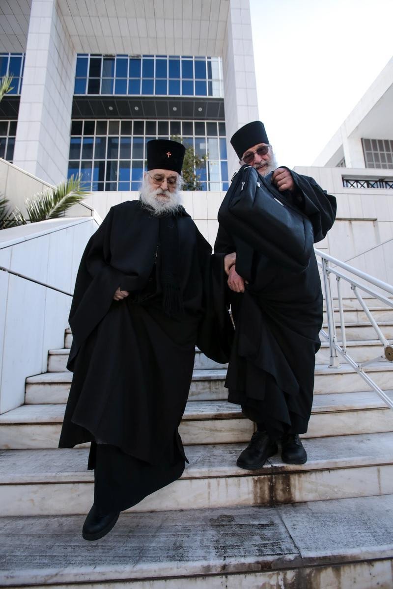 Ορδές καλογριών πλημμύρισαν τη Δευτέρα το Εφετείο -Ετρωγαν τα νύχια τους, αγωνιούσαν για τον Εφραίμ [εικόνες] | iefimerida.gr 12