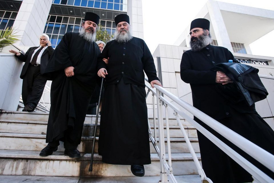 Ορδές καλογριών πλημμύρισαν τη Δευτέρα το Εφετείο -Ετρωγαν τα νύχια τους, αγωνιούσαν για τον Εφραίμ [εικόνες] | iefimerida.gr 13