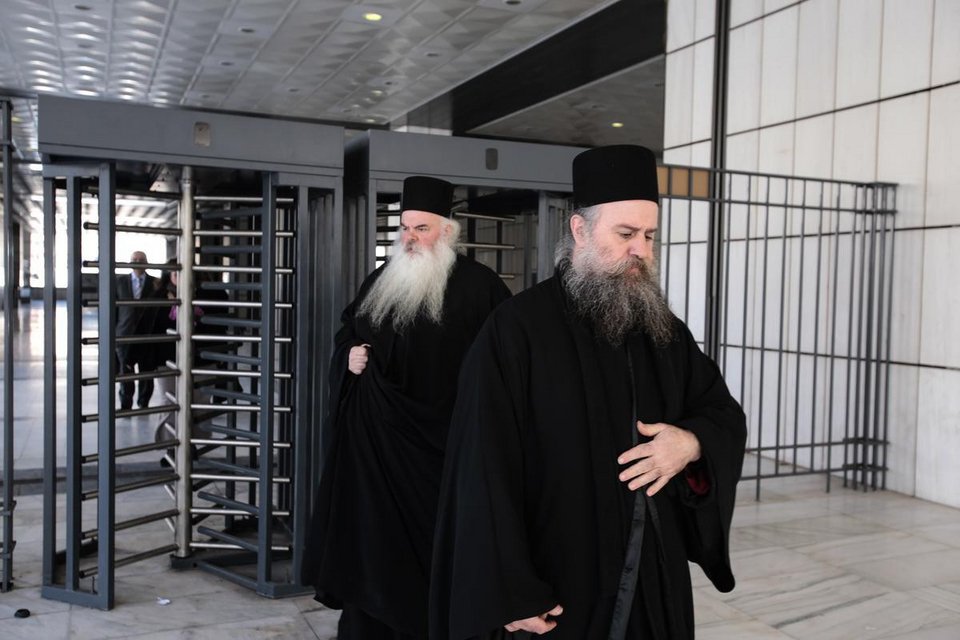 Ορδές καλογριών πλημμύρισαν τη Δευτέρα το Εφετείο -Ετρωγαν τα νύχια τους, αγωνιούσαν για τον Εφραίμ [εικόνες] | iefimerida.gr 14