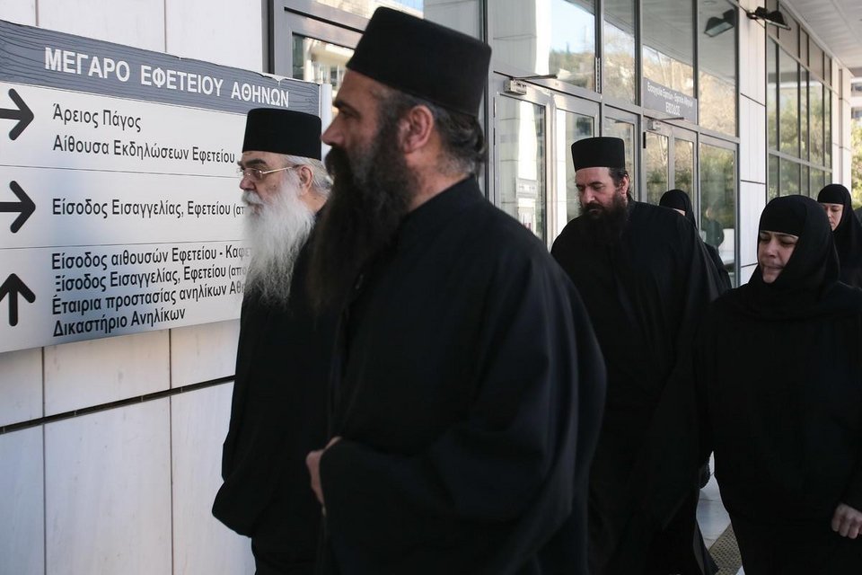 Ορδές καλογριών πλημμύρισαν τη Δευτέρα το Εφετείο -Ετρωγαν τα νύχια τους, αγωνιούσαν για τον Εφραίμ [εικόνες] | iefimerida.gr 15