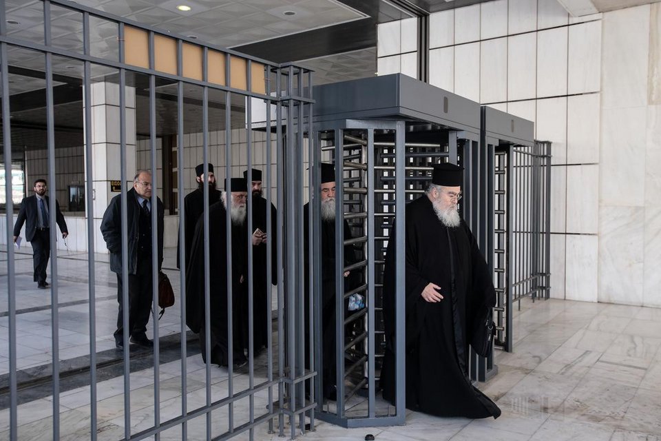 Ορδές καλογριών πλημμύρισαν τη Δευτέρα το Εφετείο -Ετρωγαν τα νύχια τους, αγωνιούσαν για τον Εφραίμ [εικόνες] | iefimerida.gr 16