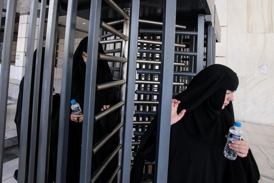 Ορδές καλογριών πλημμύρισαν τη Δευτέρα το Εφετείο -Ετρωγαν τα νύχια τους, αγωνιούσαν για τον Εφραίμ [εικόνες] | iefimerida.gr 4