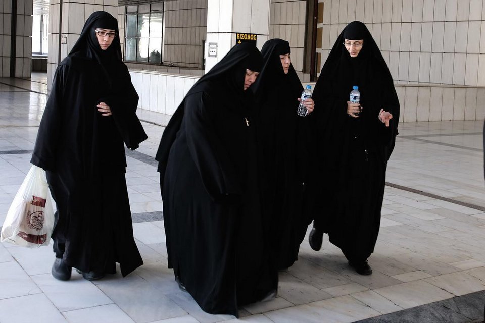 Ορδές καλογριών πλημμύρισαν τη Δευτέρα το Εφετείο -Ετρωγαν τα νύχια τους, αγωνιούσαν για τον Εφραίμ [εικόνες] | iefimerida.gr 5