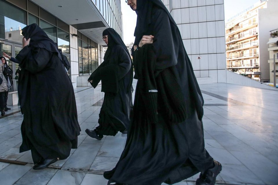 Ορδές καλογριών πλημμύρισαν τη Δευτέρα το Εφετείο -Ετρωγαν τα νύχια τους, αγωνιούσαν για τον Εφραίμ [εικόνες] | iefimerida.gr 6