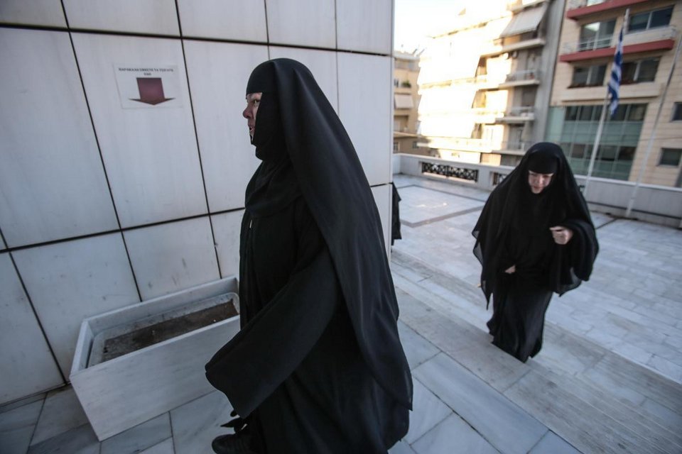 Ορδές καλογριών πλημμύρισαν τη Δευτέρα το Εφετείο -Ετρωγαν τα νύχια τους, αγωνιούσαν για τον Εφραίμ [εικόνες] | iefimerida.gr 7