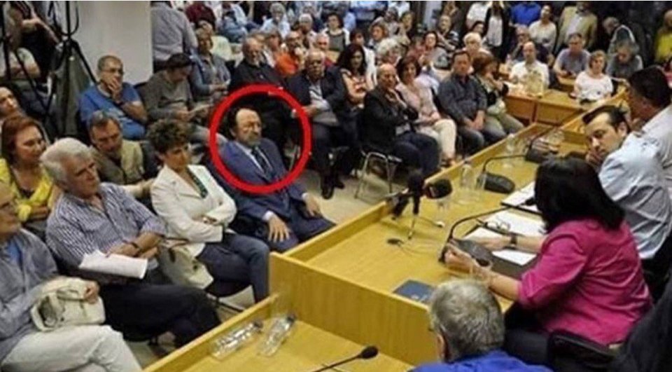 Φωτογραφία του Καλογρίτσα σε εκδήλωση του ΣΥΡΙΖΑ για τη διαπλοκή κάνει τον γύρο του διαδικτύου | iefimerida.gr 0