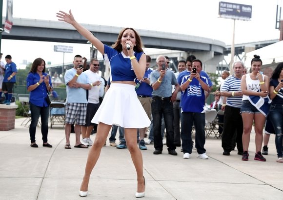 Η Καλομοίρα «εκτέλεσε» κυριολεκτικά τον Εθνικό Υμνο [βίντεο] | iefimerida.gr 1