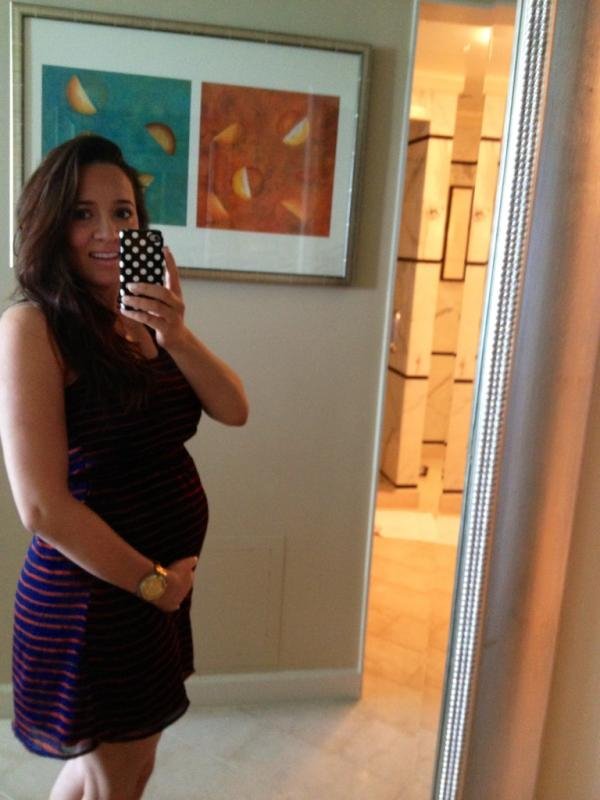 Η έγκυος Καλομοίρα μας δείχνει για πρώτη φορά τη  φουσκωμένη κοιλίτσα της [εικόνες] | iefimerida.gr 0