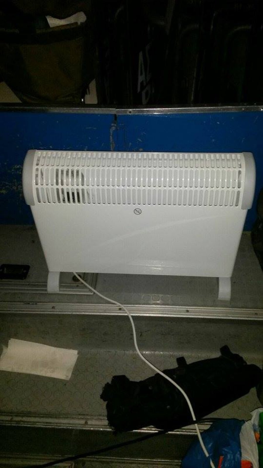 Αστυνομικοί έφεραν καλοριφέρ από το σπίτι τους για να ζεσταθούν στην Ειδομένη -Το έβαλαν μέσα στο λεωφορείο [εικόνα] | iefimerida.gr 0