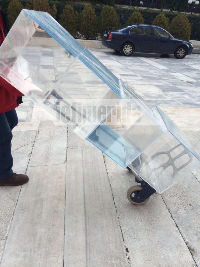 Επιμένει σε σόου η κυβέρνηση για την προανακριτική -Αγόρασαν 10 νέες κάλπες [εικόνες] | iefimerida.gr 0