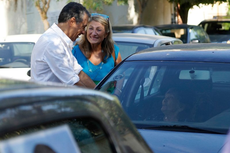 Οι αρχηγοί στις κάλπες, όλα τα παραλειπόμενα -Η Φώφη με τα παιδάκια της στο παραβάν, οι ρακές του Καμμένου, το... χαμένο ψηφοδέλτιο του Ποταμιού [εικόνες] | iefimerida.gr 15