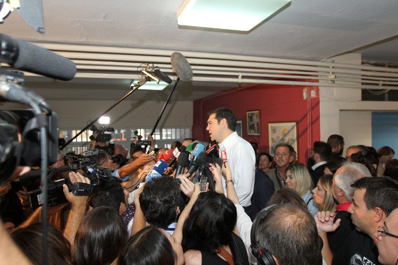 Οι αρχηγοί στις κάλπες, όλα τα παραλειπόμενα -Η Φώφη με τα παιδάκια της στο παραβάν, οι ρακές του Καμμένου, το... χαμένο ψηφοδέλτιο του Ποταμιού [εικόνες] | iefimerida.gr 2