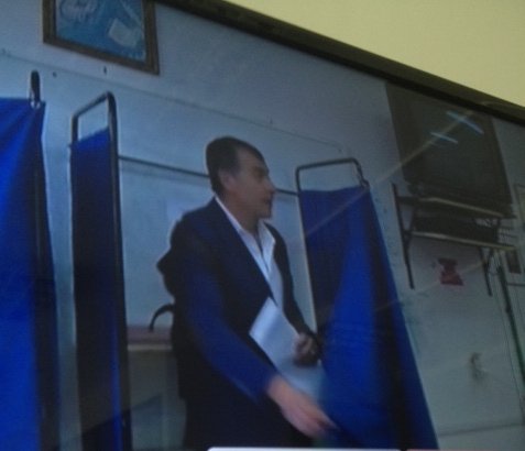 Ο Σταύρος Θεοδωράκης άλλαξε στυλ για να πάει να ψηφίσει: Κουμπωμένο σακάκι, λευκό πουκάμισο, σακίδιο – Το ατύχημα με την κουρτίνα [εικόνες&βίντεο] | iefimerida.gr 1