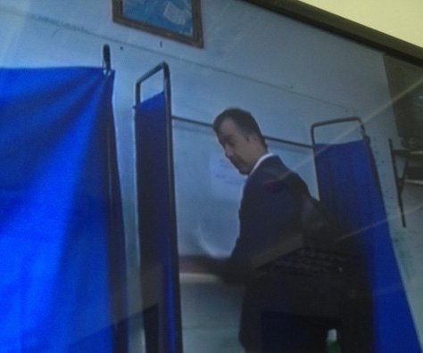 Ο Σταύρος Θεοδωράκης άλλαξε στυλ για να πάει να ψηφίσει: Κουμπωμένο σακάκι, λευκό πουκάμισο, σακίδιο – Το ατύχημα με την κουρτίνα [εικόνες&βίντεο] | iefimerida.gr 2