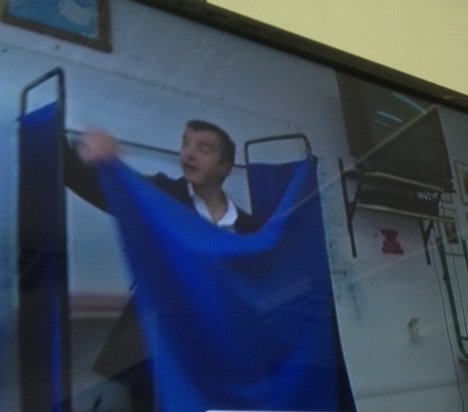 Ο Σταύρος Θεοδωράκης άλλαξε στυλ για να πάει να ψηφίσει: Κουμπωμένο σακάκι, λευκό πουκάμισο, σακίδιο – Το ατύχημα με την κουρτίνα [εικόνες&βίντεο] | iefimerida.gr 0