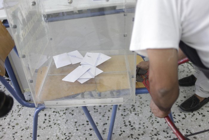 Δικαστικός αντιπρόσωπος παρέλαβε κάλπη με λουκέτο -Κάλεσε κλειδαρά [εικόνα] | iefimerida.gr 0