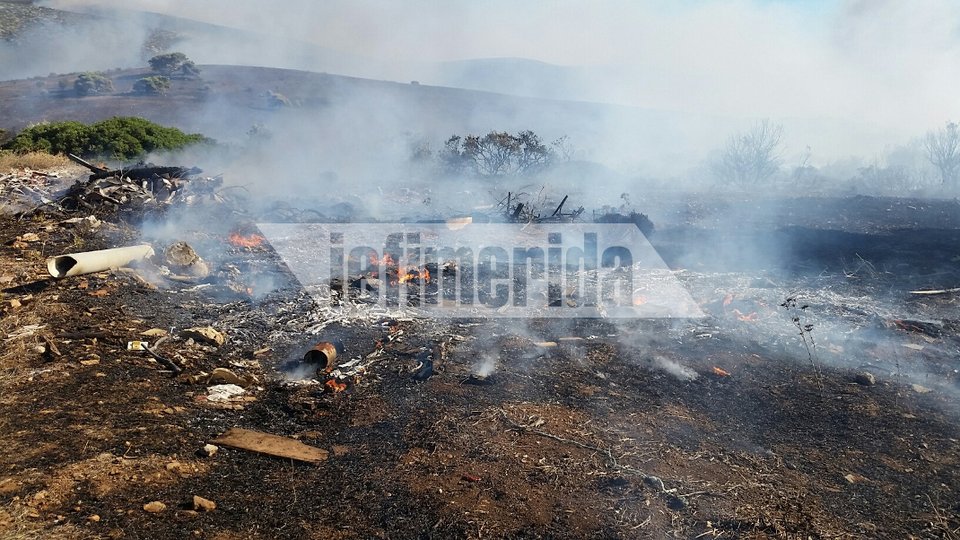 Σαρωνίδα: Εφτασε στην παραλία η μεγάλη φωτιά -Απειλούνται σπίτια [αποκλειστικές εικόνες & βίντεο] | iefimerida.gr 8