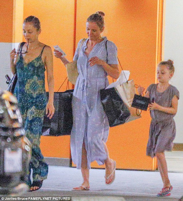 Το ποδόλουτρο της Κάμερον Ντίαζ -Αβαφη και χωρίς ρετούς στην μανικιουρίστα [εικόνες]  | iefimerida.gr 0