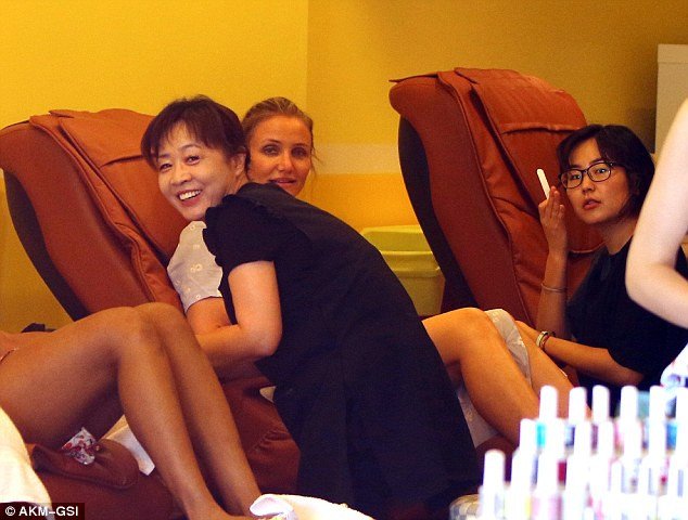 Το ποδόλουτρο της Κάμερον Ντίαζ -Αβαφη και χωρίς ρετούς στην μανικιουρίστα [εικόνες]  | iefimerida.gr 1