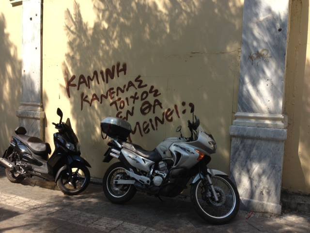 Το σύνθημα για τον Καμίνη στους δρόμους της Αθήνας – Κυνηγητό δήμου γκραφιτάδων [εικόνα] | iefimerida.gr 0