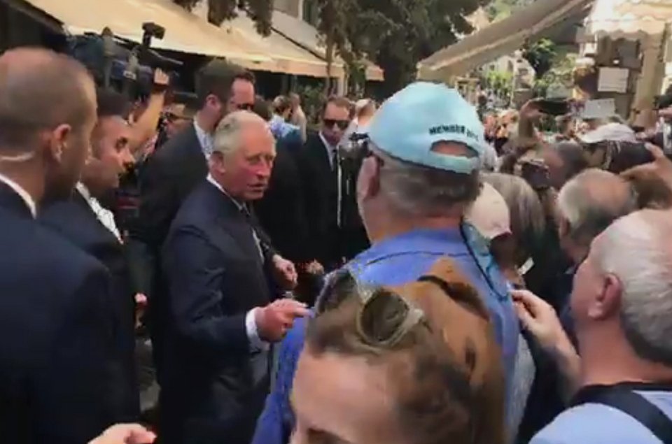 Κάρολος και Καμίλα έκαναν βόλτα στην Ερμού & προσκύνησαν στην Καπνικαρέα [εικόνες+βίντεο] | iefimerida.gr 10