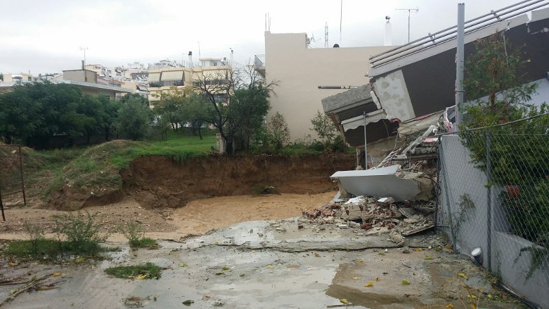 Ο,τι απέμεινε από το σπίτι που κατέρρευσε στο Καματερό - Δεν πρόλαβε να βγει ο σκύλος του ιδιοκτήτη [εικόνες] | iefimerida.gr 0