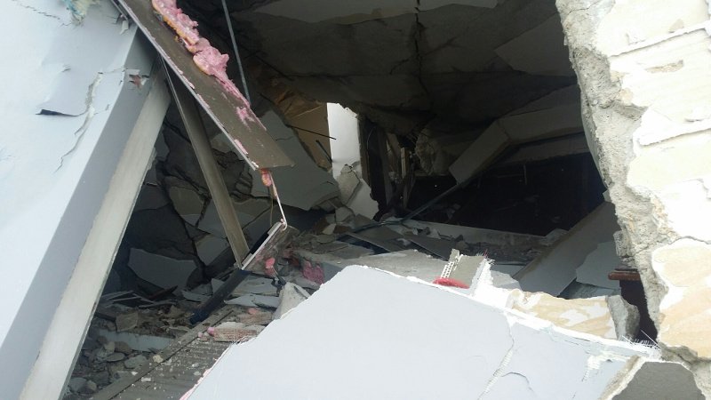 Ο,τι απέμεινε από το σπίτι που κατέρρευσε στο Καματερό - Δεν πρόλαβε να βγει ο σκύλος του ιδιοκτήτη [εικόνες] | iefimerida.gr 1