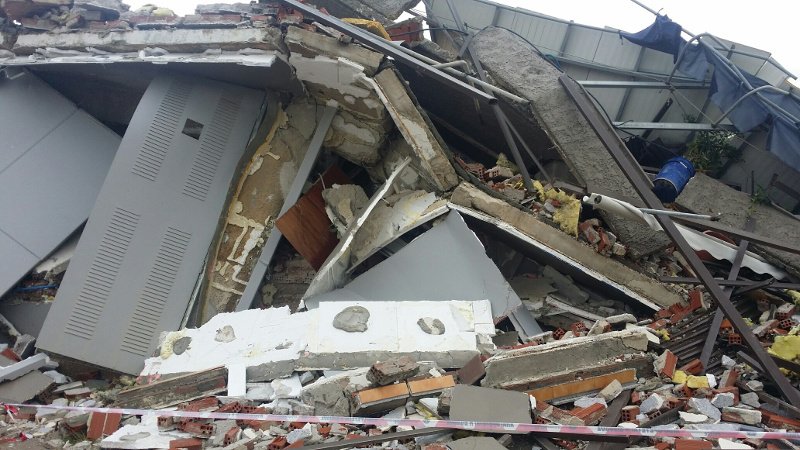Ο,τι απέμεινε από το σπίτι που κατέρρευσε στο Καματερό - Δεν πρόλαβε να βγει ο σκύλος του ιδιοκτήτη [εικόνες] | iefimerida.gr 2