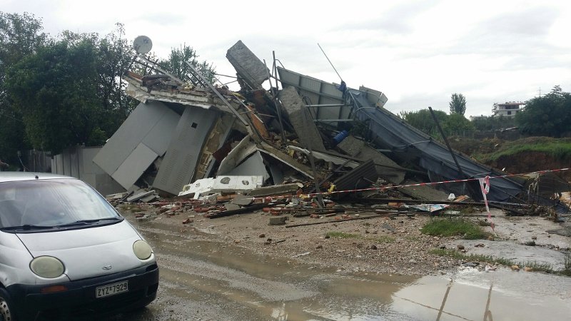 Ο,τι απέμεινε από το σπίτι που κατέρρευσε στο Καματερό - Δεν πρόλαβε να βγει ο σκύλος του ιδιοκτήτη [εικόνες] | iefimerida.gr 4