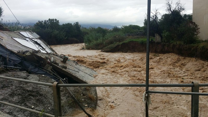 Ο,τι απέμεινε από το σπίτι που κατέρρευσε στο Καματερό - Δεν πρόλαβε να βγει ο σκύλος του ιδιοκτήτη [εικόνες] | iefimerida.gr 5