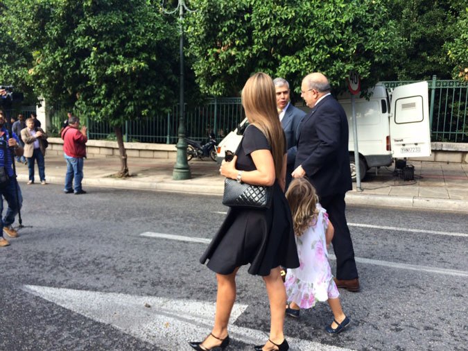 Σαρωτικές εμφανίσεις στην ορκωμοσία: Το θεόστενο φόρεμα της Τζάκρη, τα κόκκινα αξεσουάρ της Γεροβασίλη, η σικάτη Κουντουρά [εικόνες] | iefimerida.gr 17