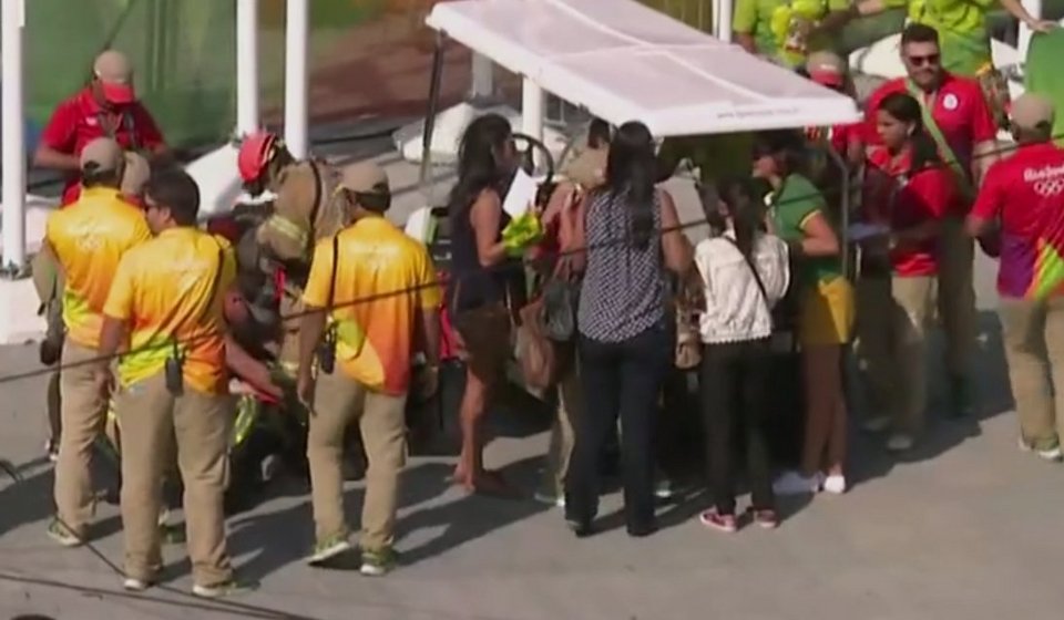 Ρίο: Επεσε τηλεοπτική κάμερα και τραυμάτισε δύο ανθρώπους [εικόνες] | iefimerida.gr 2