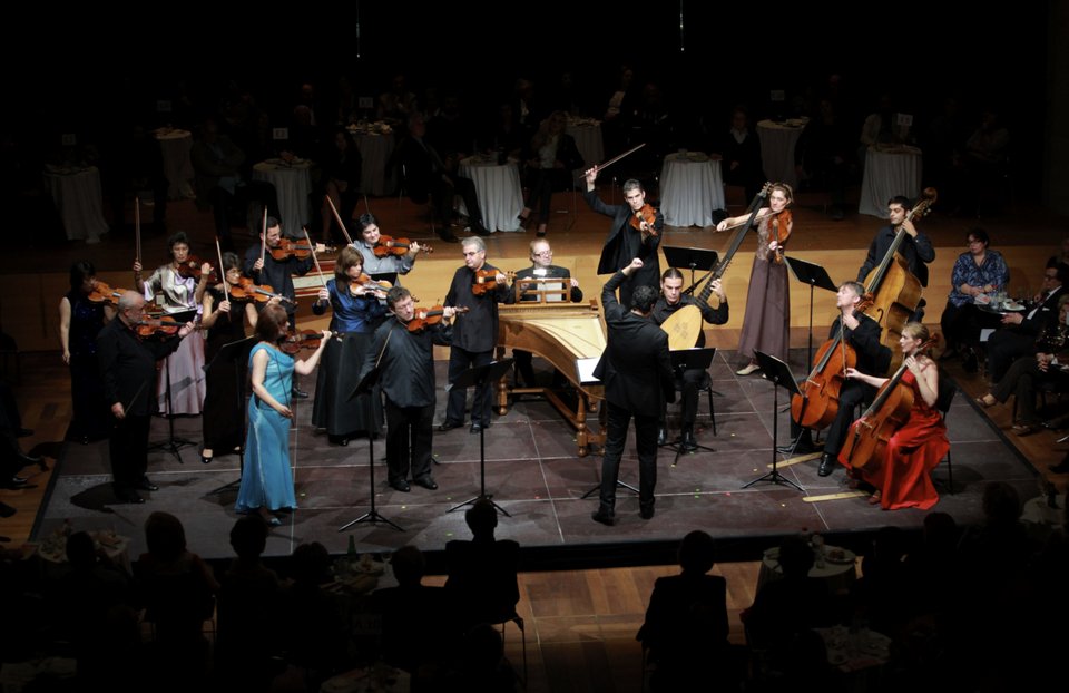 Παίξε τσιγγάνε το βιολί - Στο Μέγαρο Μουσικής με την Καμεράτα, μασκαρεμένη, και με DJs [εικόνες] | iefimerida.gr 2