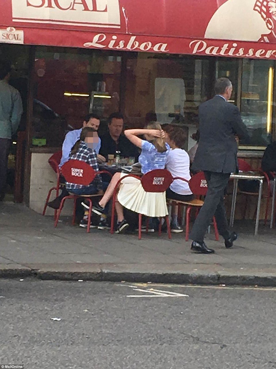 Χαλαρός καφές για τον Ντέιβιντ Κάμερον και τον Τζορτζ Οσμπορν στο Νότινγκ Χιλ [εικόνες] | iefimerida.gr 2