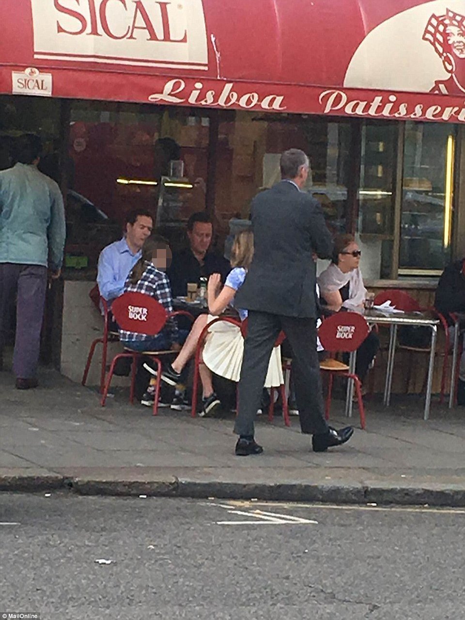 Χαλαρός καφές για τον Ντέιβιντ Κάμερον και τον Τζορτζ Οσμπορν στο Νότινγκ Χιλ [εικόνες] | iefimerida.gr 0