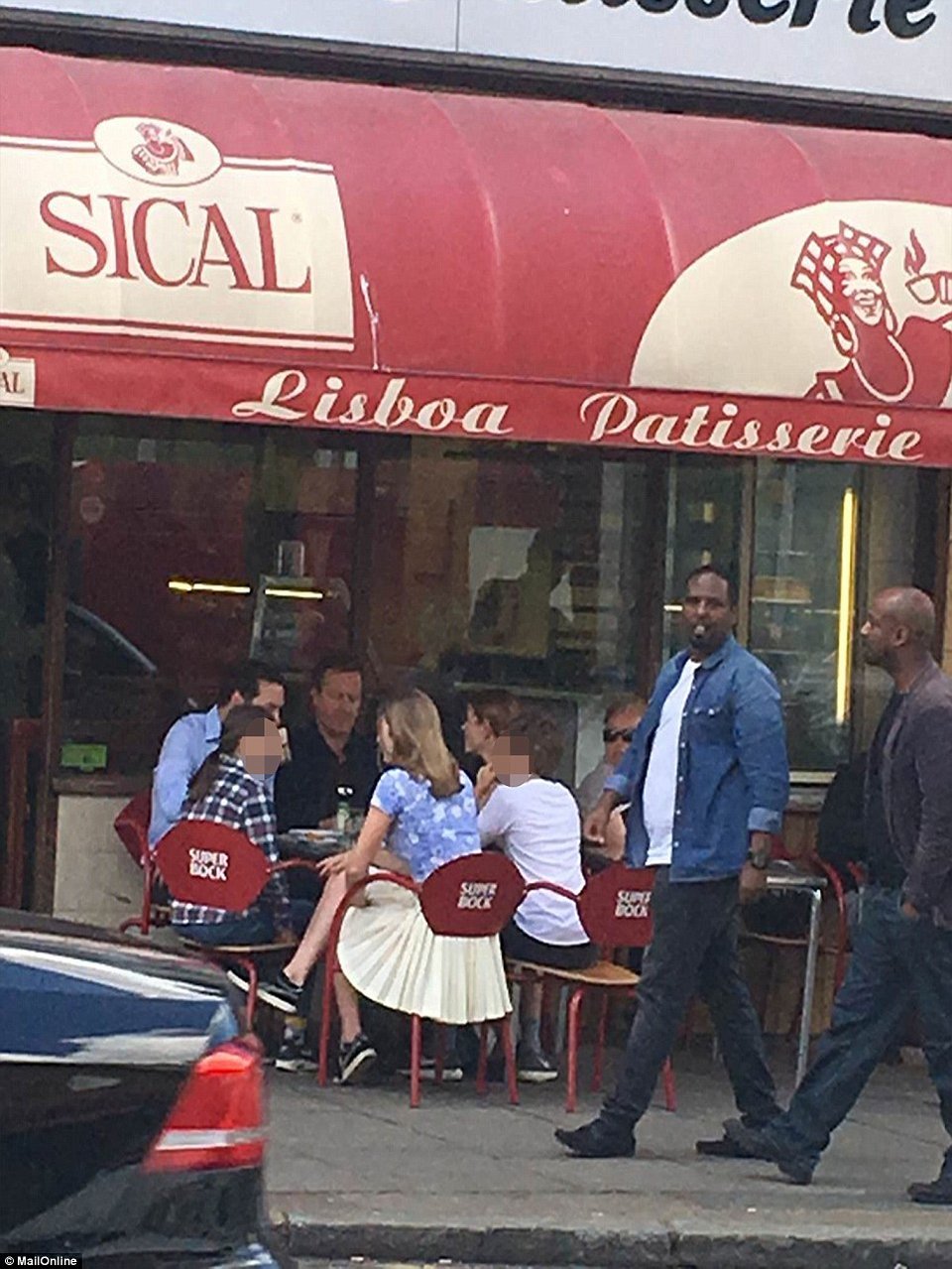 Χαλαρός καφές για τον Ντέιβιντ Κάμερον και τον Τζορτζ Οσμπορν στο Νότινγκ Χιλ [εικόνες] | iefimerida.gr 1