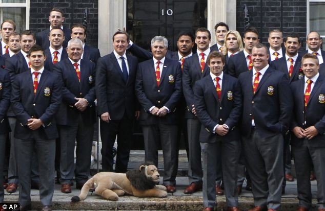 Έκαναν «κερατάκια» στον πρωθυπουργό της Βρετανίας σε επίσημη φωτογράφιση! [εικόνες +βίντεο] | iefimerida.gr 2