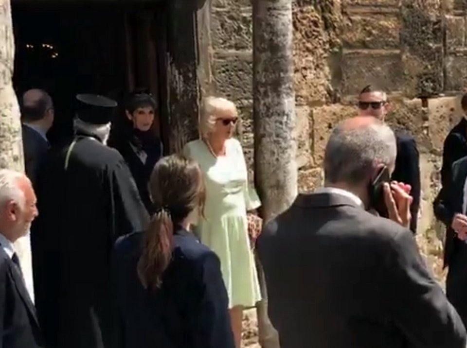 Κάρολος και Καμίλα έκαναν βόλτα στην Ερμού & προσκύνησαν στην Καπνικαρέα [εικόνες+βίντεο] | iefimerida.gr 11