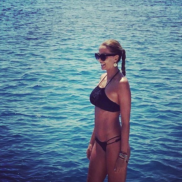 Με μπικίνι ή με ολόσωμο, η Αλέκα Καμηλά κόβει την ανάσα στην παραλία [εικόνες] | iefimerida.gr 0
