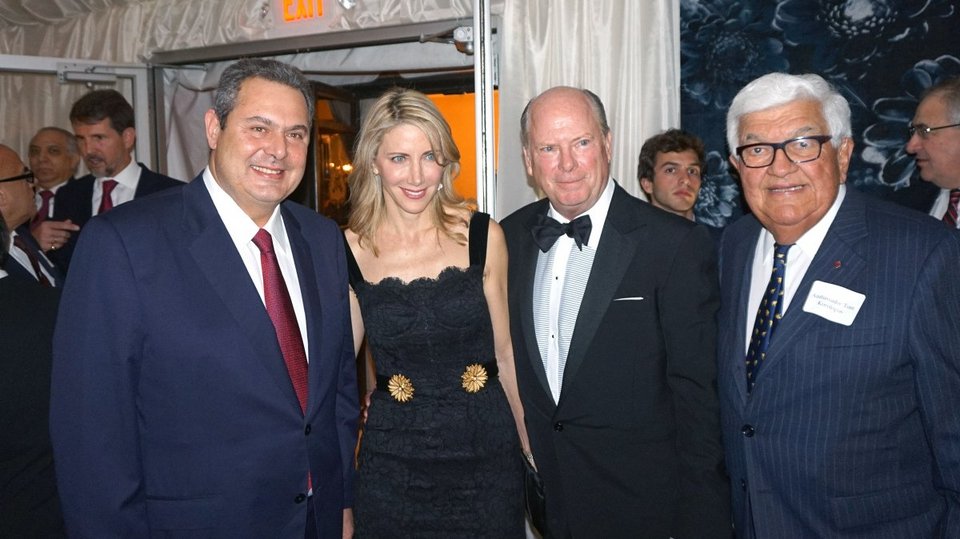 Ο Πάνος Καμμένος διαβάζει τα «Νέα» καθ' οδόν προς ΗΠΑ, με τον Νίκο Παππά [εικόνες] | iefimerida.gr 4