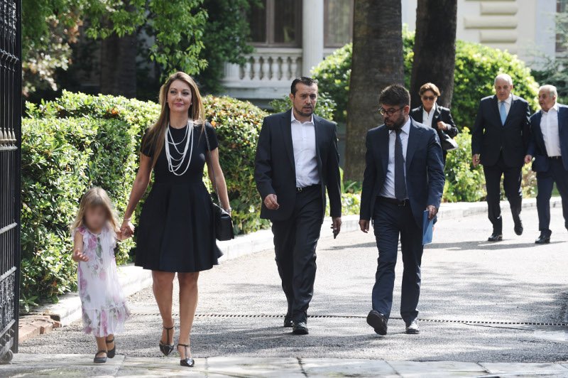 Ο διάλογος Τσίπρα με την κόρη Καμμένου - Η απάντηση της 3χρονης που τον αποστόμωσε [εικόνες] | iefimerida.gr 7