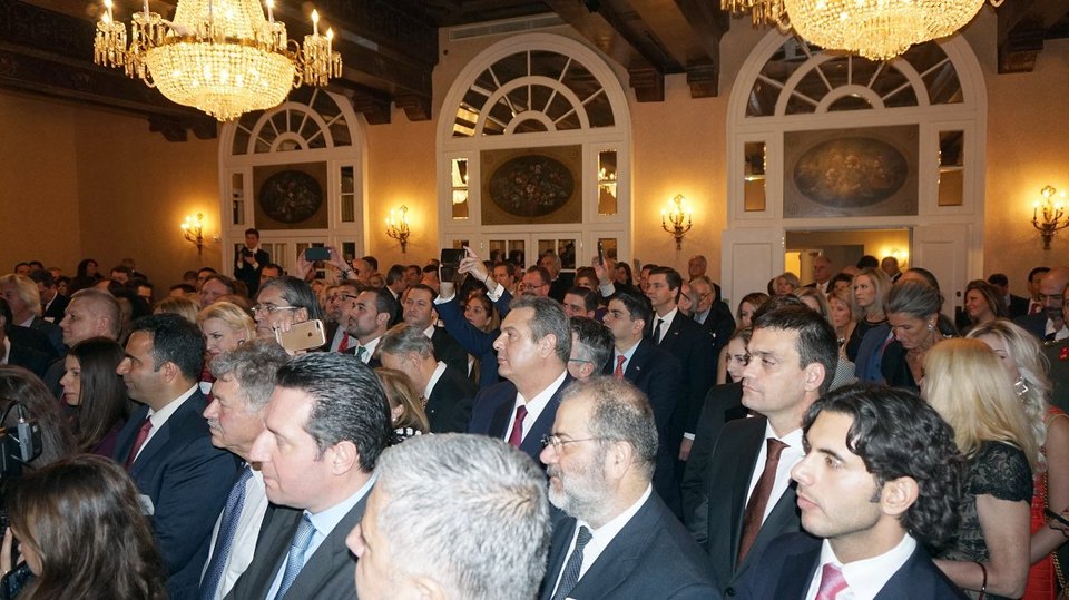 Ο Πάνος Καμμένος διαβάζει τα «Νέα» καθ' οδόν προς ΗΠΑ, με τον Νίκο Παππά [εικόνες] | iefimerida.gr 6