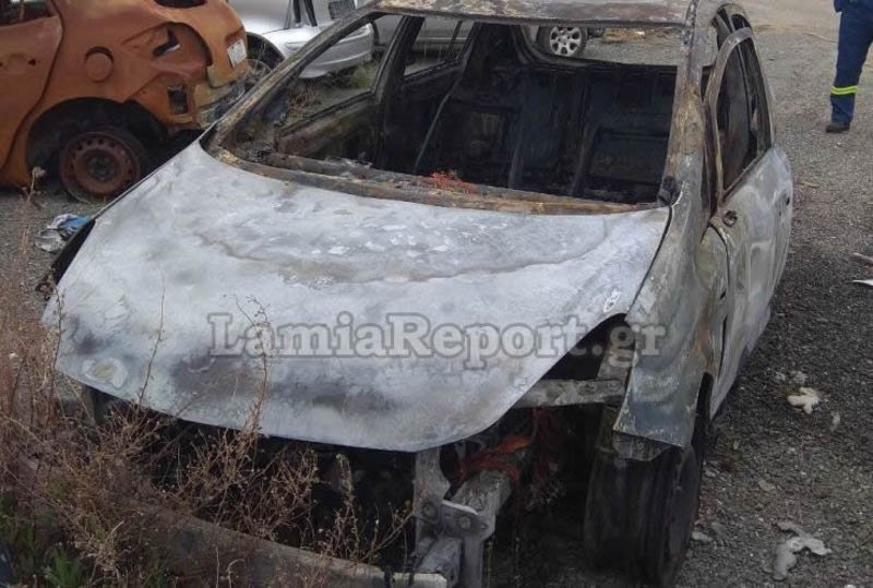 Το καμένο αυτοκίνητο των οπαδών της ΑΕΚ (Φωτογραφία: lamiareport)