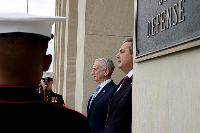 Στην είσοδο για τη φωτογράφιση