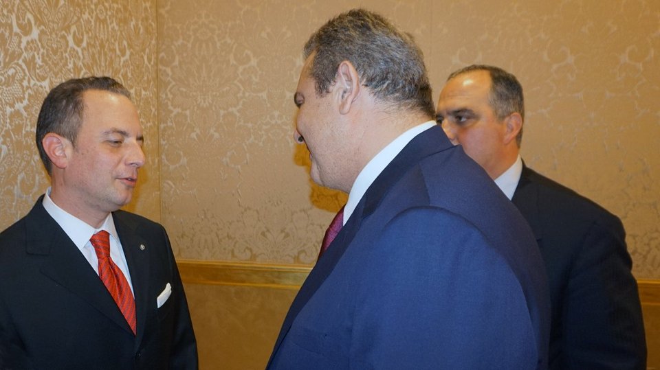 Ο Πάνος Καμμένος διαβάζει τα «Νέα» καθ' οδόν προς ΗΠΑ, με τον Νίκο Παππά [εικόνες] | iefimerida.gr 1