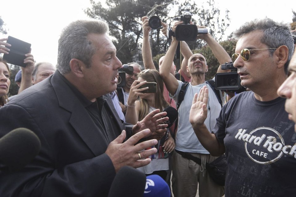 Οργή κατοίκων: «Μας αφήσατε να καούμε» φώναζαν οι κάτοικοι στον Καμμένο [βίντεο] | iefimerida.gr 0